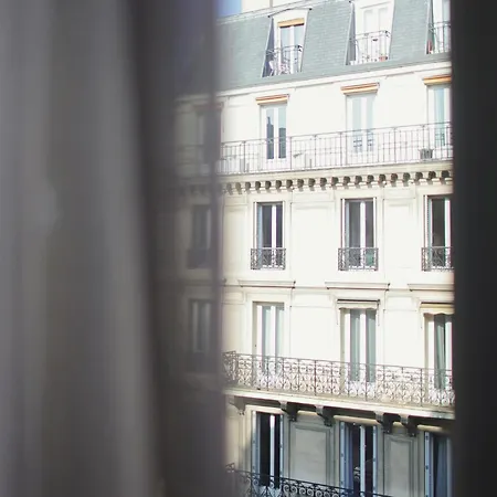 Parisian Elegance Near The Louvre パリ