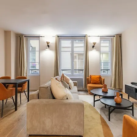 Parisian Elegance Near The Louvre Daire *